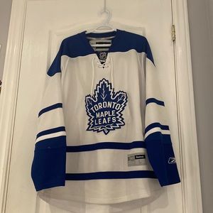 Leafs jersey - no name on the back, light material